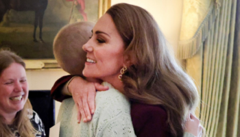 Kate Middleton rencontre une ado atteinte d’un cancer, les images émouvantes