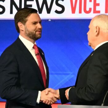 J.D Vance et Tim Walz, lors de leur débat à New York, le 1er octobre 2024