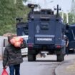 Un homme transporte des vivre près d'un barrage de la gendarmerie, à Saint-Louis, en Nouvelle-Calédonie, le 23 septembre 2024