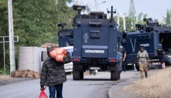 Un homme transporte des vivre près d'un barrage de la gendarmerie, à Saint-Louis, en Nouvelle-Calédonie, le 23 septembre 2024