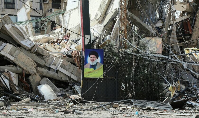 Un portrait d'Hassan Nasrallah au milieu des ruines après un bombardement israélien sur la banlieue sud de Beyrouth. Photo prise le 2 octobre 2024 pendant une visite organisée par le service de presse du Hezbollah