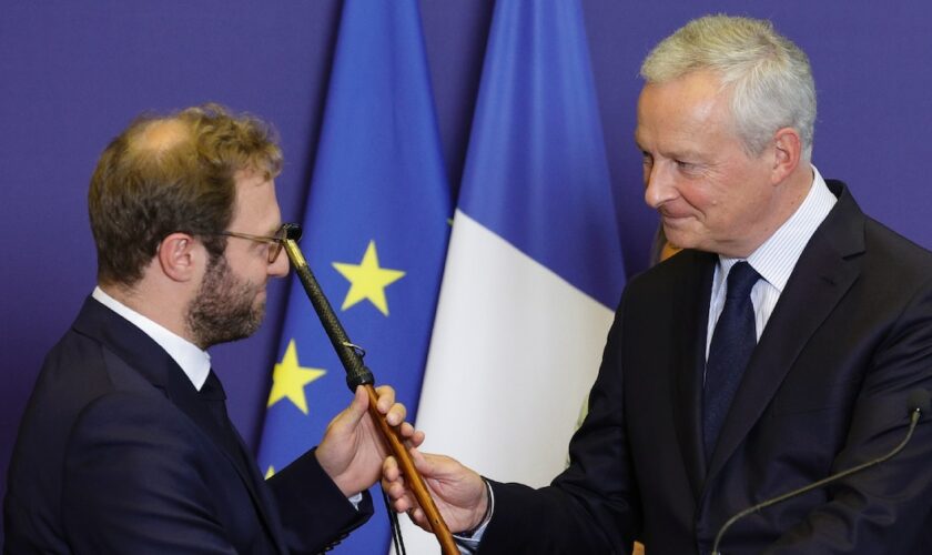 Bruno Le Maire, félicite le nouveau ministre de l'Économie Antoine Armand, lors de la cérémonie de passation de pouvoir à Bercy, à Paris, le 22 septembre 2024