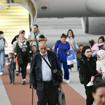 Des passagers débarquent d'un vol d'évacuation du gouvernement bulgare en provenance du Liban à l'aéroport de Sofia, le 30 septembre 2024.