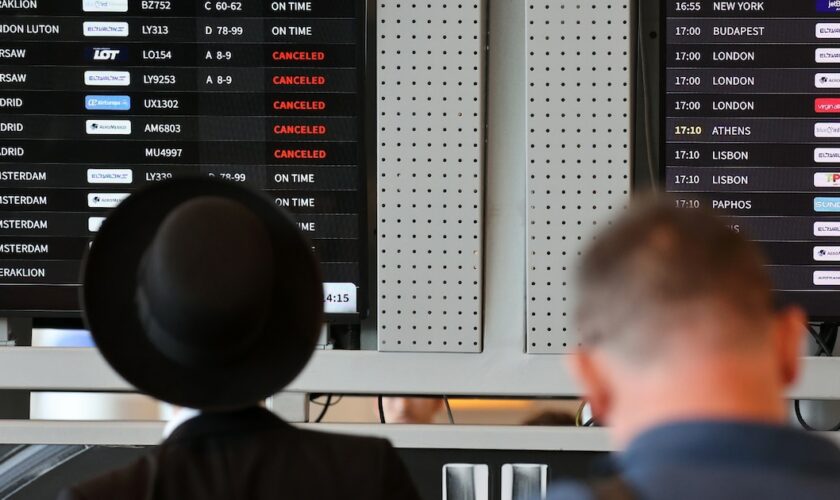 Des passagers devant un tableau d'affichage de l'aéroport Ben Gourion de Tel-Aviv, le 6 août 2024