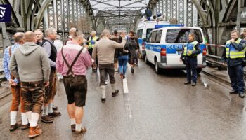 Partybus auf der Hackerbrücke: Wenn die Polizei auflegt