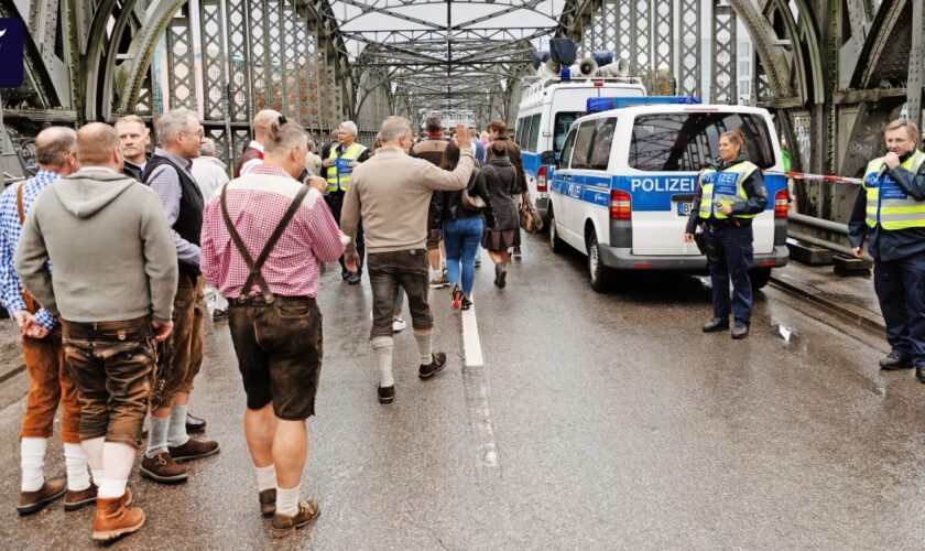 Partybus auf der Hackerbrücke: Wenn die Polizei auflegt