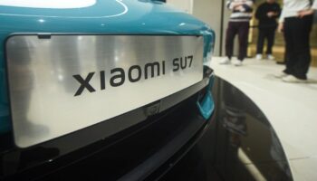 La première voiture électrique du fabricant chinois de smartphones Xiaomi, le modèle Xiaomi SU7, dans un magasin de Hangzhou, dans l'est de la Chine, le 25 mars 2024