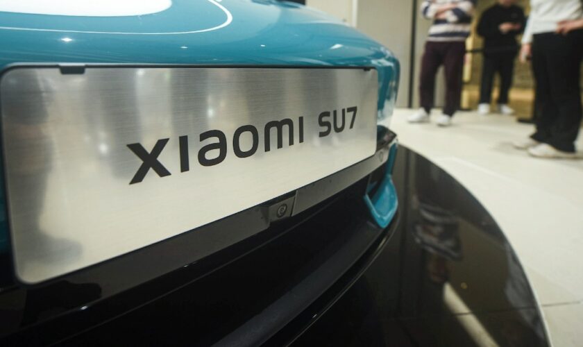 La première voiture électrique du fabricant chinois de smartphones Xiaomi, le modèle Xiaomi SU7, dans un magasin de Hangzhou, dans l'est de la Chine, le 25 mars 2024