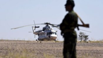 Un combattant du mouvement indépendantiste sahraoui Polisario devant un hélicoptère de l'ONU à Bir-Lahlou, dans le territoire disputé du Sahara occidental, le 5 mars 2016.