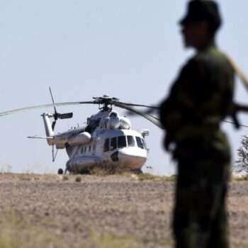 Un combattant du mouvement indépendantiste sahraoui Polisario devant un hélicoptère de l'ONU à Bir-Lahlou, dans le territoire disputé du Sahara occidental, le 5 mars 2016.