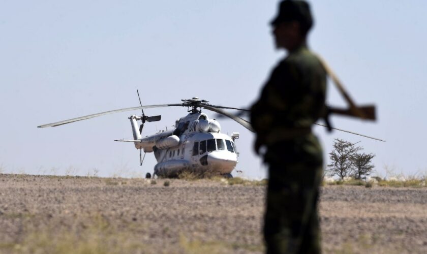 Un combattant du mouvement indépendantiste sahraoui Polisario devant un hélicoptère de l'ONU à Bir-Lahlou, dans le territoire disputé du Sahara occidental, le 5 mars 2016.