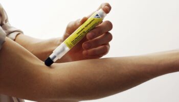 Choc anaphylactique et œdème de Quincke : on vous explique la réaction allergique qui a tué Michel Blanc