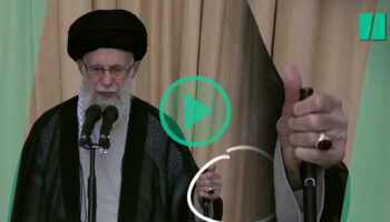 Ali Khamenei, le guide suprême d’Iran, met en garde Israël fusil à la main lors d’une rare apparition