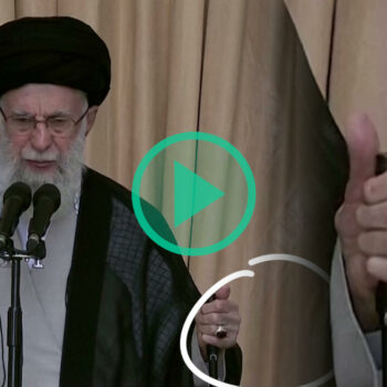 Ali Khamenei, le guide suprême d’Iran, met en garde Israël fusil à la main lors d’une rare apparition