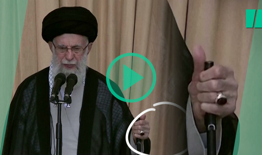 Ali Khamenei, le guide suprême d’Iran, met en garde Israël fusil à la main lors d’une rare apparition