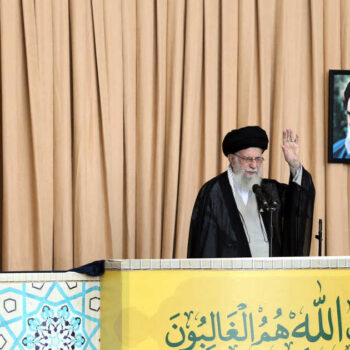 Khamenei : les coups assénés par Israël ne “feront pas reculer la résistance”