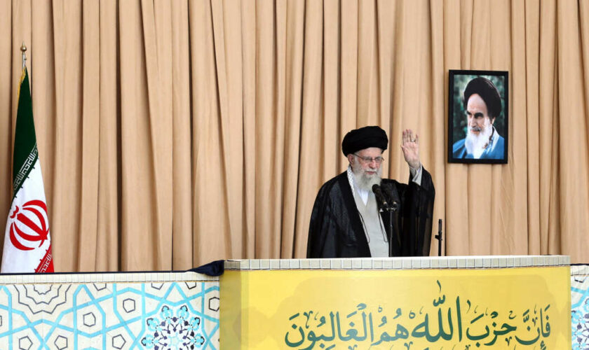 Khamenei : les coups assénés par Israël ne “feront pas reculer la résistance”