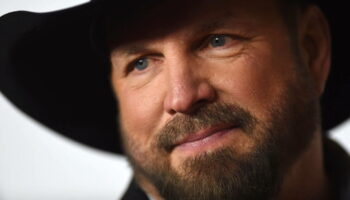 Le chanteur de country Garth Brooks accusé de viol par son ancienne coiffeuse et maquilleuse