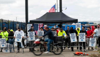 Etats-Unis : les dockers reprennent le travail après trois jours de grève et un accord de principe sur les salaires