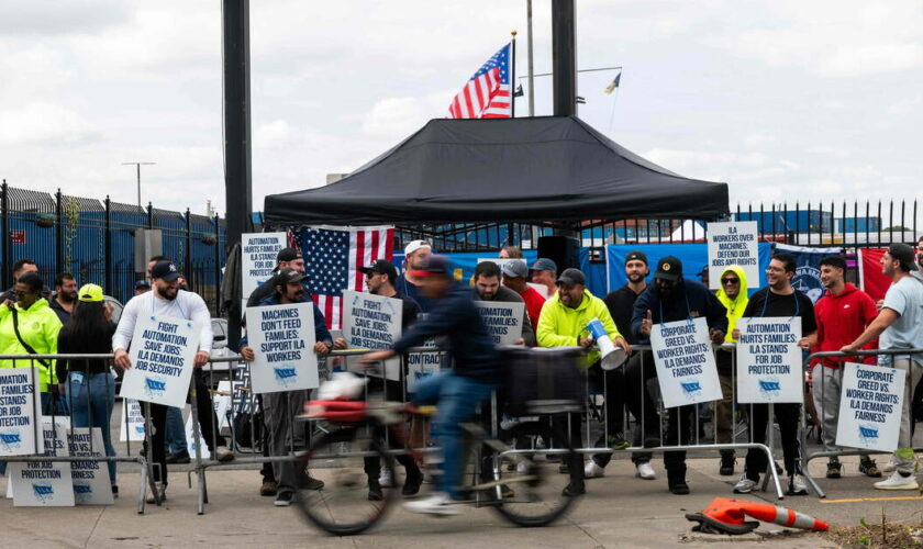 Etats-Unis : les dockers reprennent le travail après trois jours de grève et un accord de principe sur les salaires