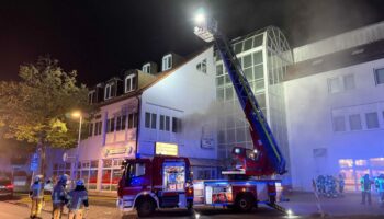 Elf Verletzte bei Brand in Hotel, ein Mensch in Lebensgefahr