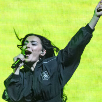 Charli XCX prolonge le « brat summer » avec des featurings de haut vol