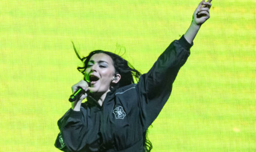 Charli XCX prolonge le « brat summer » avec des featurings de haut vol