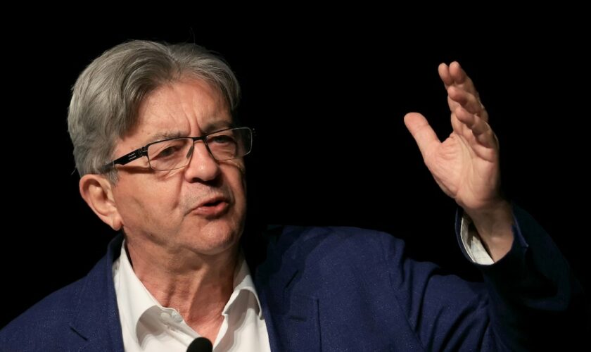 Le leader de LFI Jean-Luc Mélenchon s'exprime lors de l'université d'été du mouvement le 23 août 2024 à Châteauneuf-sur-Isère, dans la Drôme