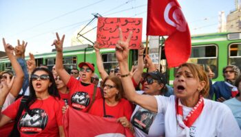 En Tunisie, des centaines de manifestants dénoncent des « libertés piétinées » avant la présidentielle