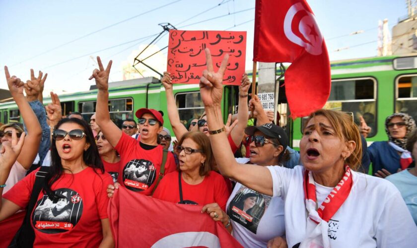 En Tunisie, des centaines de manifestants dénoncent des « libertés piétinées » avant la présidentielle