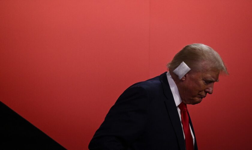 L'ancien président américain et candidat républicain à la présidentielle de 2024, Donald Trump, est vu avec un bandage sur l'oreille après avoir été blessé lors d'une tentative d'assassinat au cours du premier jour de la Convention nationale républicaine de 2024 au Fiserv Forum à Milwaukee, Wisconsin, le 15 juillet. 2024.