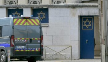 Un véhicule de police devant la synagogue de Rouen, le 17 mai 2024