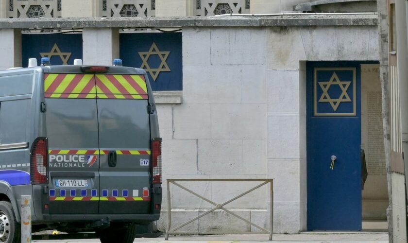 Un véhicule de police devant la synagogue de Rouen, le 17 mai 2024