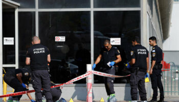 Une attaque attribuée à un Bédouin israélien fait un mort et dix blessés à Beer-Sheva