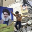 Un garçon se tient près de l'affiche du chef du Hezbollah Hassan Nasrallah parmi les destructions provoquées par les attaques de l'armée israélienne sur Dahiyeh, à Beyrouth, Liban, le 02 octobre 2024.