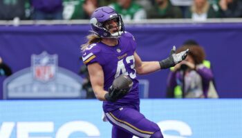 Vikings stave off Jets' 4th-quarter comeback attempt to remain undefeated in London