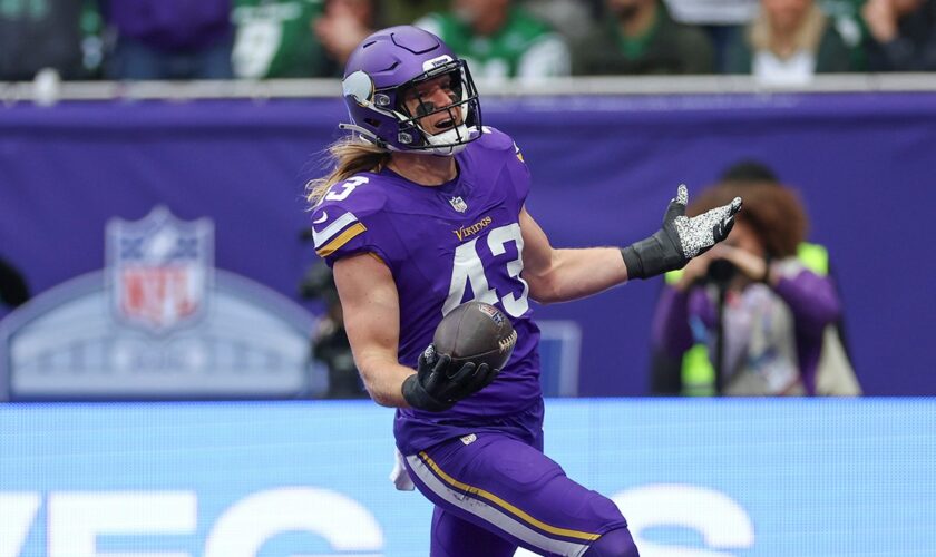 Vikings stave off Jets' 4th-quarter comeback attempt to remain undefeated in London