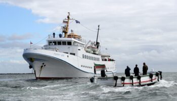 Helgolandfähre treibt nach Stromausfall auf Nordsee