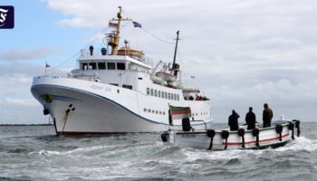 Schleswig-Holstein: Helgolandfähre treibt nach Stromausfall auf Nordsee