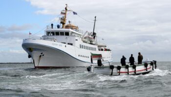 Schifffahrt: Helgoland-Fähre treibt nach Stromausfall auf der Nordsee