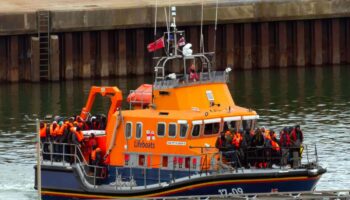 Près de 1 000 traversées illégales de la Manche vers le Royaume-Uni samedi, record de l’année