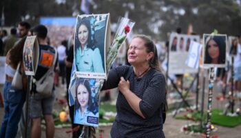 Une femme en pleurs sur le site du Festival Nova, lors des commémorations des attaques du Hamas, le 07 octobre 2024 à Réïm, en Israël.