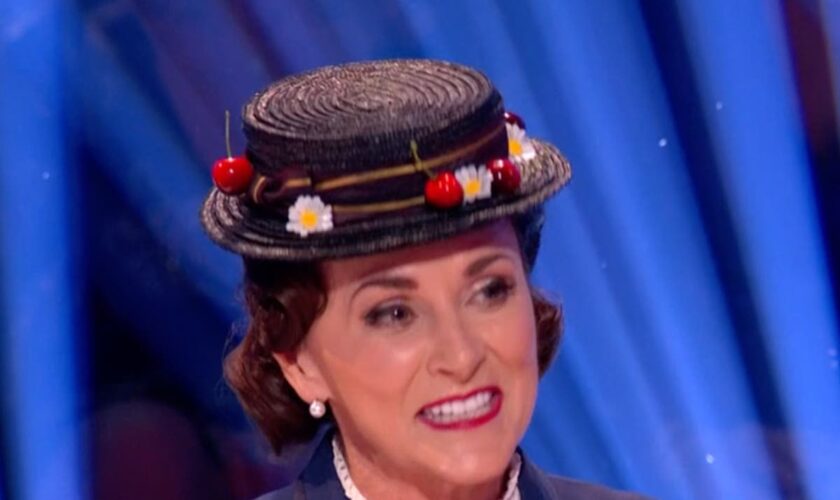 Strictly viewers left ‘distracted’ by ‘awful’ blunder behind unaware Shirley Ballas