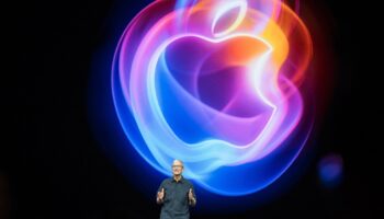 Le PDG d'Apple Tim Cook lors de la présentation de la nouvelle gamme d'iPhone dotée d'intelligence artificielle