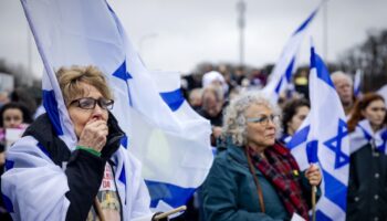 Le 14 février, une centaine de membres des familles d'otages israéliens s'est réunie à La Haye, devant la Cour pénale internationale.