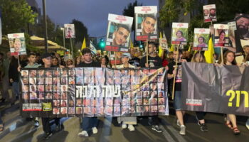 Israeli hostages’ families march to Netanyahu