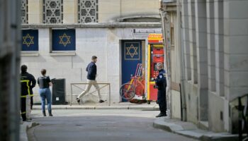 La police et les pompiers près de la synagogue de Rouen, le 17 mai 2024