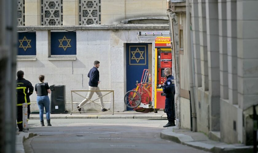 La police et les pompiers près de la synagogue de Rouen, le 17 mai 2024