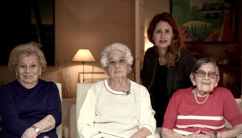 Sophie Nahum avec trois rescapées des camps - de gauche à droite, Julia Wallach, Esther Senot et Ginette Kolinka.