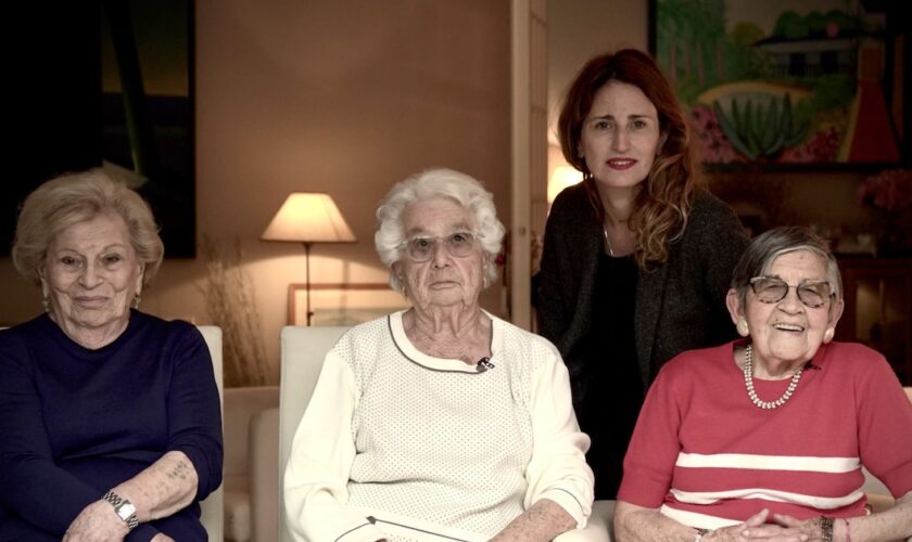 Sophie Nahum avec trois rescapées des camps - de gauche à droite, Julia Wallach, Esther Senot et Ginette Kolinka.